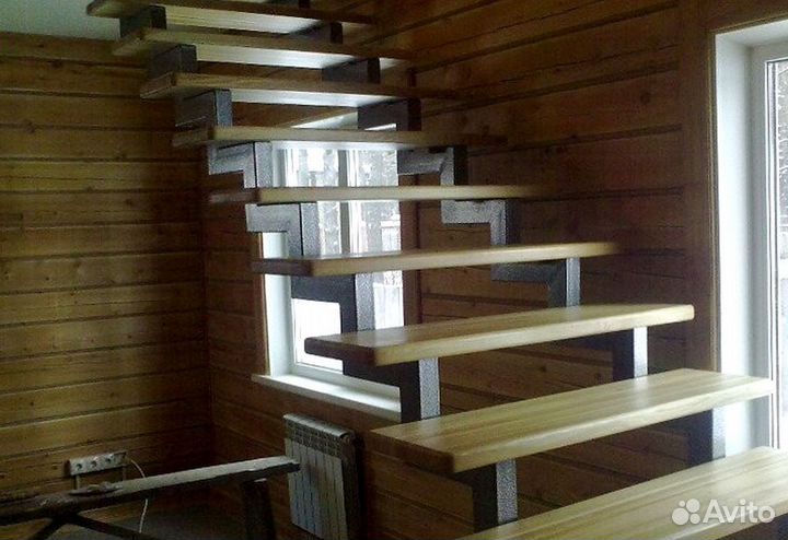 Лестница на металлокаркасе открытого типа