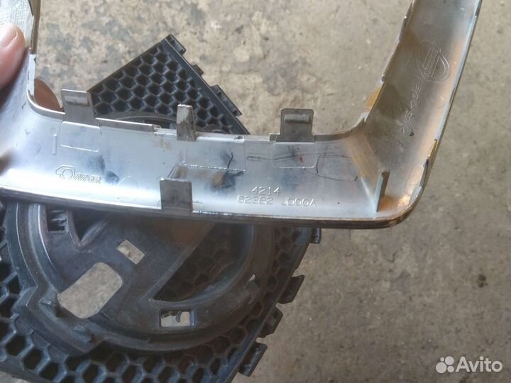 Накладка ветровика на решетку бампера nissan j10