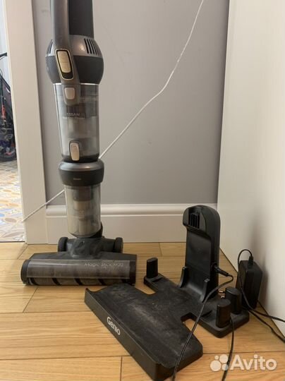 Вертикальный черный пылесос Genio Magic Stick M20