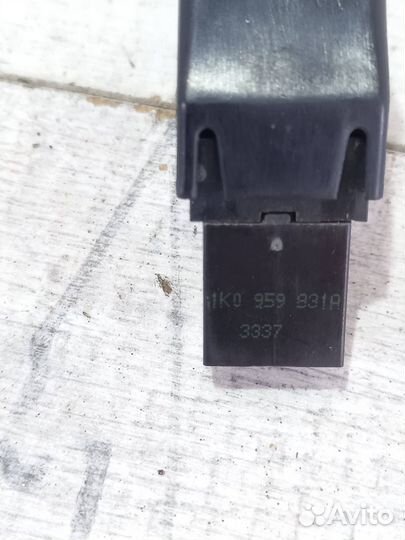 Кнопка открывания крышки багажника Volkswagen Polo