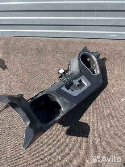 Консоль между сидений Toyota Rav4 ZSA44L 3ZR-FE