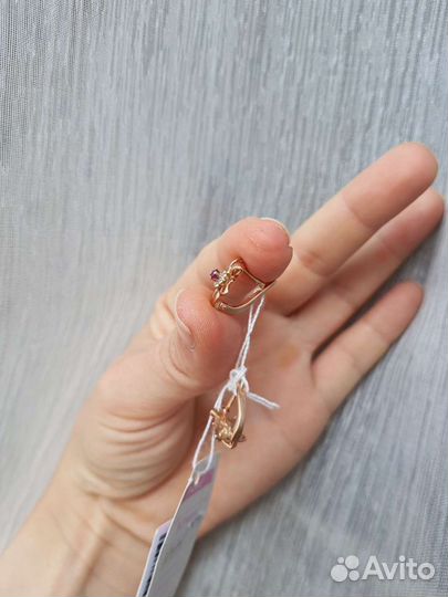 Золотые серьги с корундом