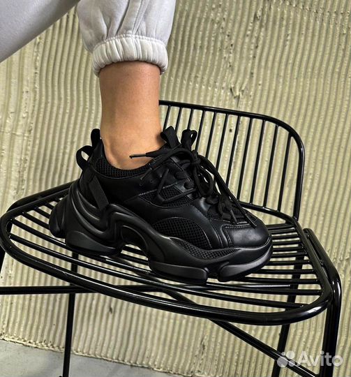 Кроссовки женские