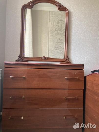 Комод с зеркалом