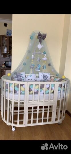 Детская кроватка с маятником