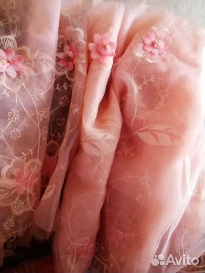 Органза персикого цвета, с вышивкой и цветами