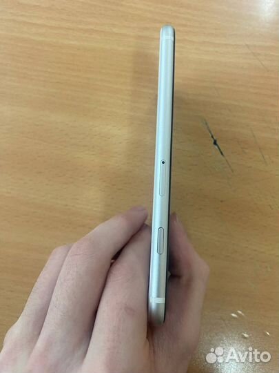 iPhone SE, 64 ГБ