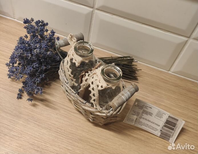 Декоративная ивовая корзина с бутылками