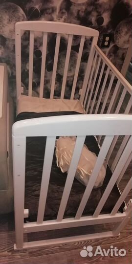 Детская кроватка с маятником
