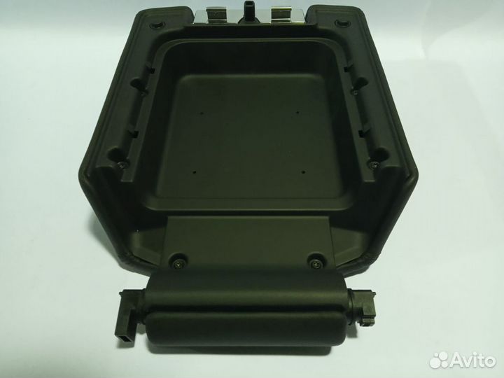 Крышка вещевого ящика 