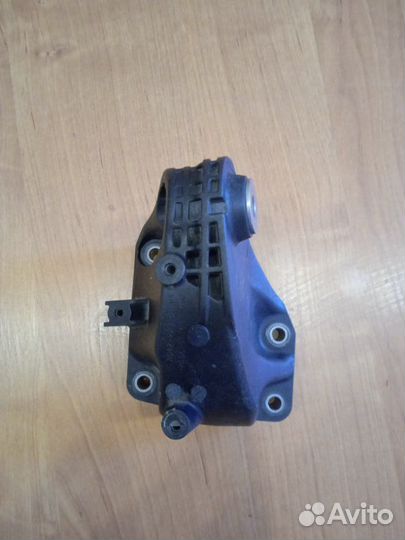 Кронштейн опоры двигателя передний левый Mercedes