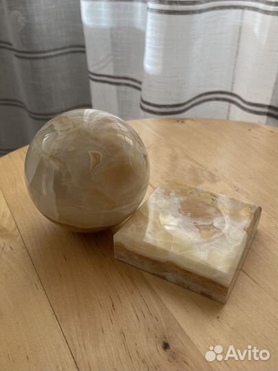 Шар на подставке из оникса