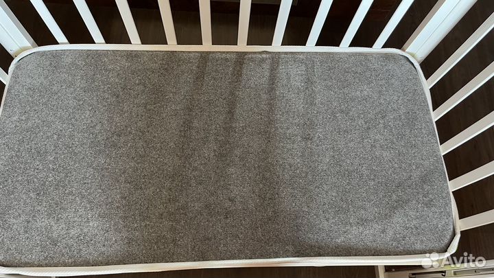 Детская кроватка с маятником