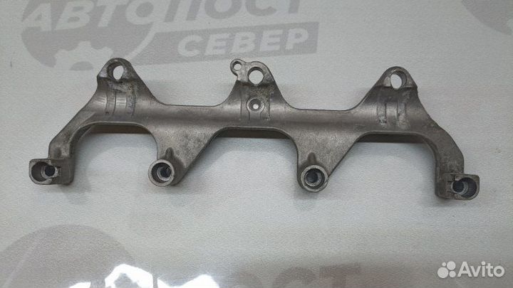 Кронштейн впускного коллектора правый Audi A6 C6