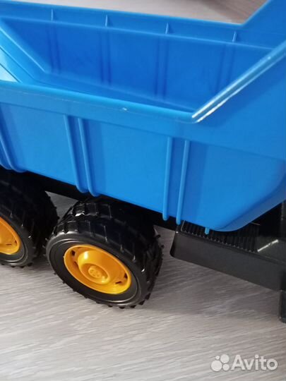 Игрушка самосвал