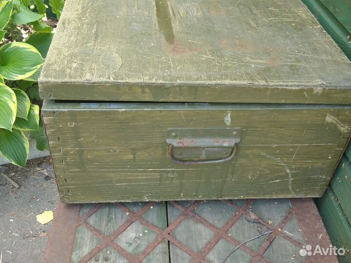 Армейский ящик и деревянные ящики