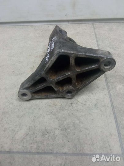 Кронштейн кпп Volkswagen Passat B4 357199353A