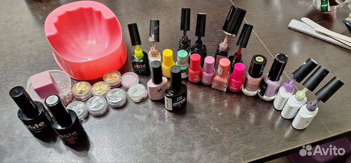 Набор лаков и гель-лаков для ногтей