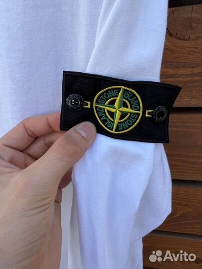 Белый лонгслив stone island