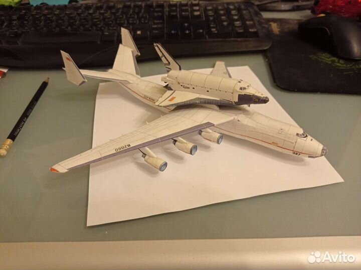 Модель самолёта Ан-225 Мрия с Бураном