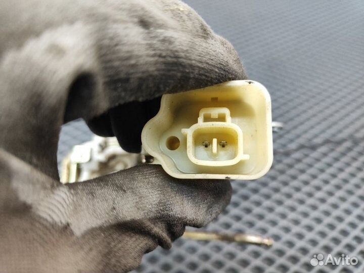 Замок двери передней левой Toyota Vitz SCP10 1.0