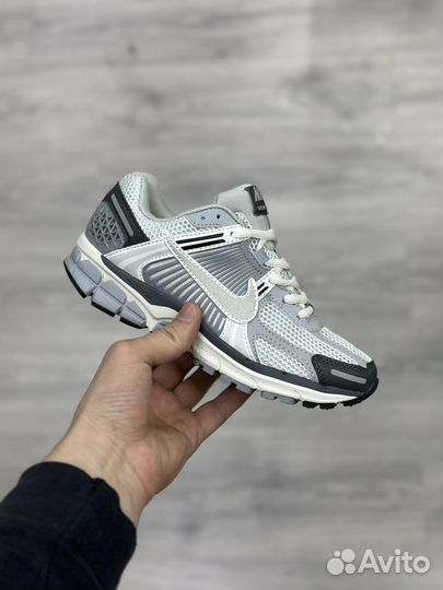 Кроссовки Nike Vomero 5 серые белые женские