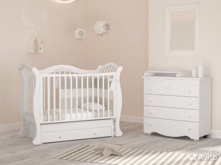 Детская кроватка и пеленальный комод