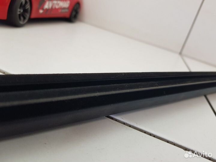 Уплотнитель стекла двери передний левый