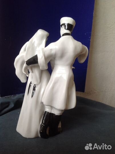 Фарфоровая статуэтка грузинский танец Дулёво СССР