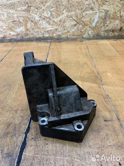 Кронштейн двигателя Ford Fiesta fxjb 2004