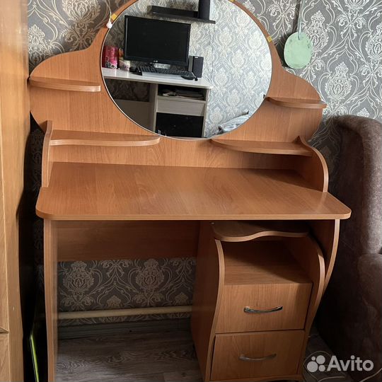Туалетный столик с зеркалом