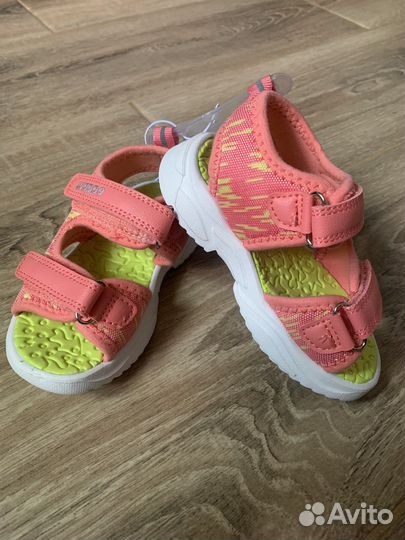 Новые босоножки для девочки
