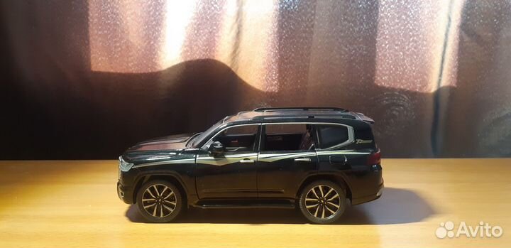 Машинка металлическая Toyota Land Cruiser 300 1:24