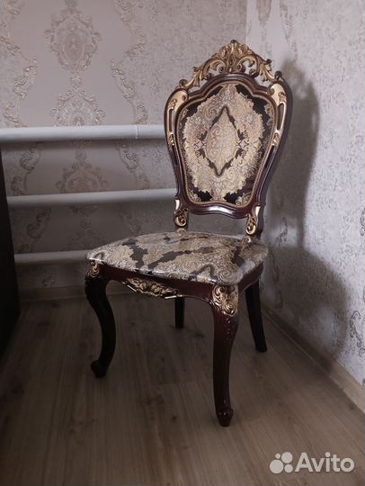 Стол со стульями