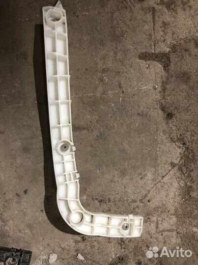 Направляющая заднего бампера Сузуки Гранд Витара