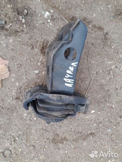 Кронштейн подушка двигателя Nissan Laurel C34 RD28