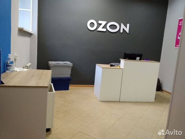 Сотрудник пункта выдачи заказов