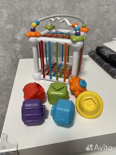 Развивающие игрушки - сенсорный куб сортер