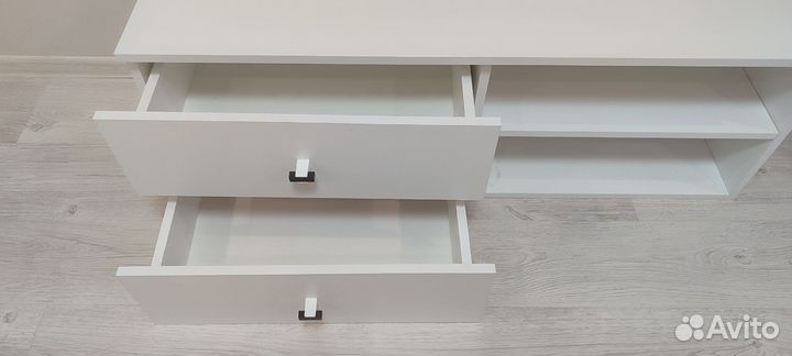 Тумба под телевизор белая