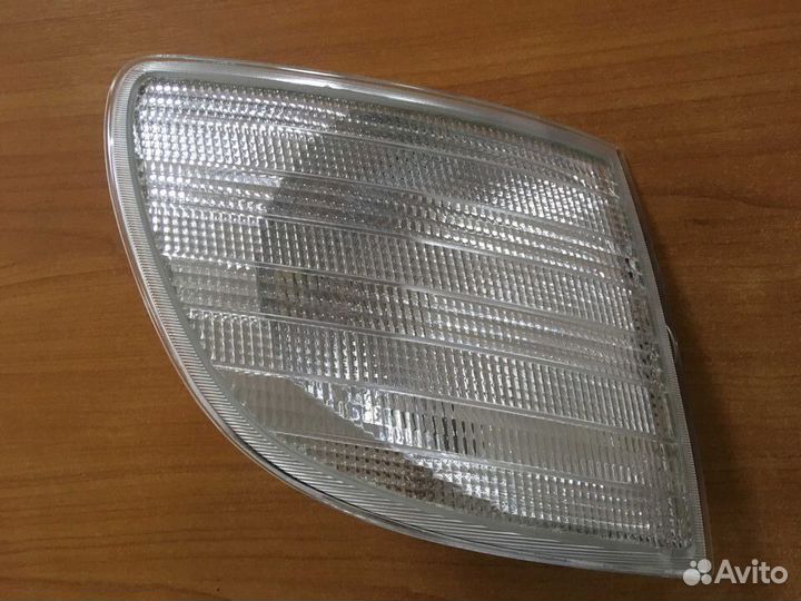 Указатель поворота правый белый Mercedes-Benz W638