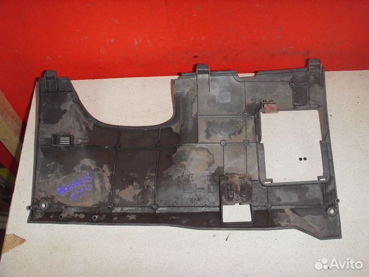 Накладка торпедо 5504505010B0 Toyota Avensis 1