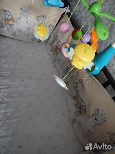 Детская кроватка с маятником