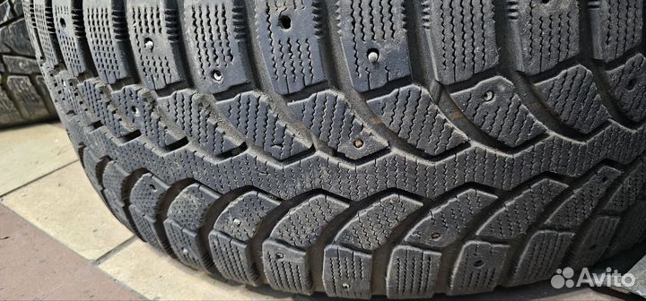 Bridgestone Blizzak Spike-01 235/60 R17 106T