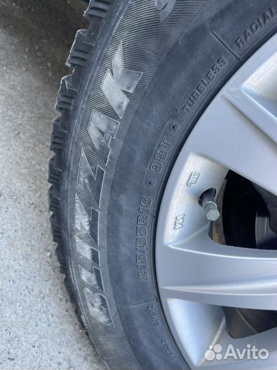 Bridgestone Blizzak Spike-01 215/65 R16