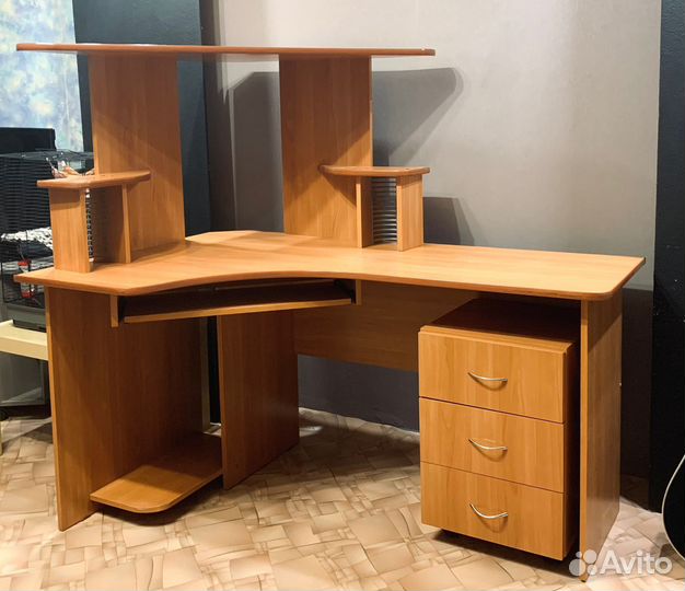 Компьютерный стол