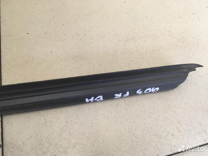 Накладка стекла переднего правого X1 E84 2009