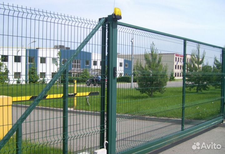 Забор из 3D сетки с металлическими столбами качест