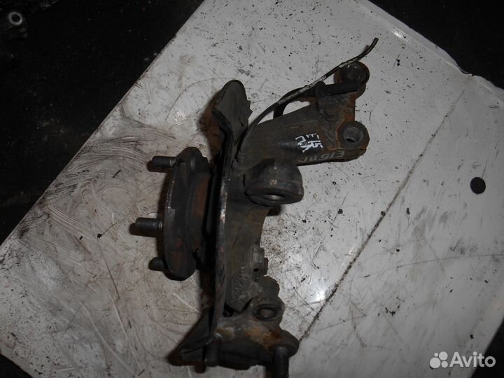 Передний левый поворотный кулак Toyota Corolla E15