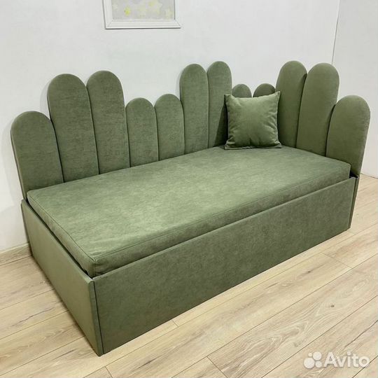 Кровать мягкая диванчик Лора