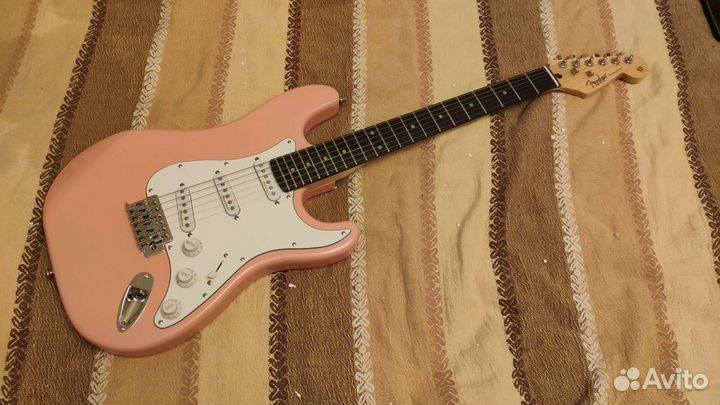 Реплика Fender Stratocaster розовый